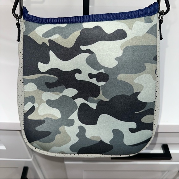 Haute Shore Neoprene Camo Crossbody Bag Blue White Stripe Strap - Picture 8 of 12